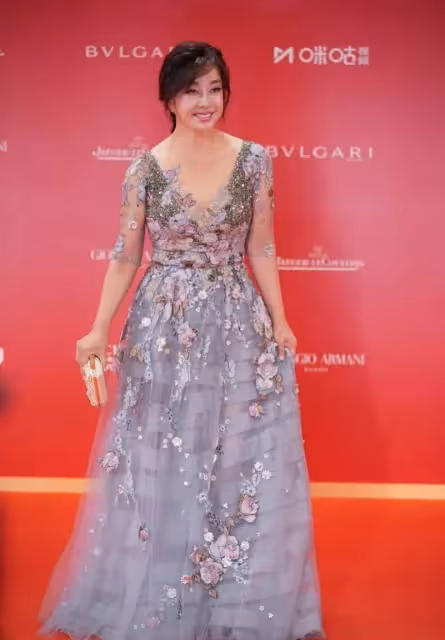 劉曉慶真不服衰老,穿「仙衣」減齡愛,奶奶曲線依然美麗