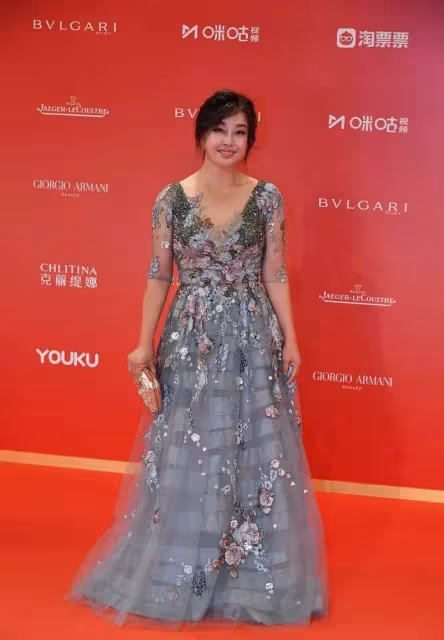 劉曉慶真不服衰老,穿「仙衣」減齡愛,奶奶曲線依然美麗