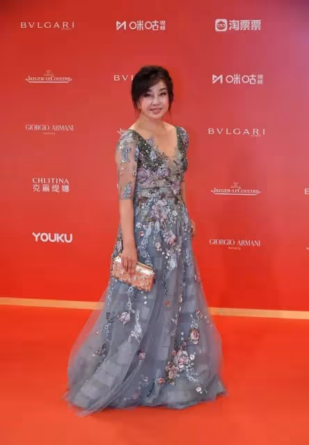 劉曉慶真不服衰老,穿「仙衣」減齡愛,奶奶曲線依然美麗