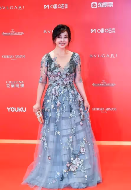 劉曉慶真不服衰老,穿「仙衣」減齡愛,奶奶曲線依然美麗