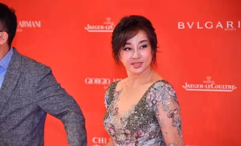 劉曉慶真不服衰老,穿「仙衣」減齡愛,奶奶曲線依然美麗
