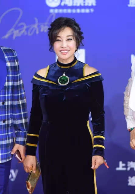 劉曉慶真不服衰老,穿「仙衣」減齡愛,奶奶曲線依然美麗