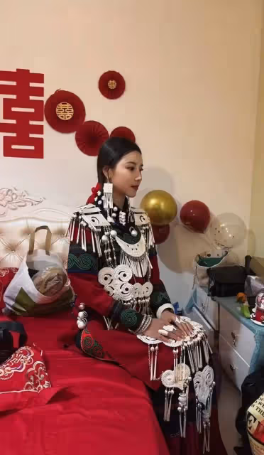 彝族姑娘們穿著傳統服飾出嫁,容貌氣質明媚動人!網友:祝新郎好運