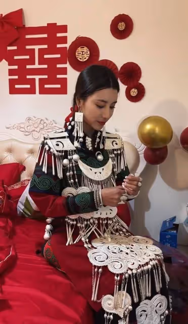 彝族姑娘們穿著傳統服飾出嫁,容貌氣質明媚動人!網友:祝新郎好運