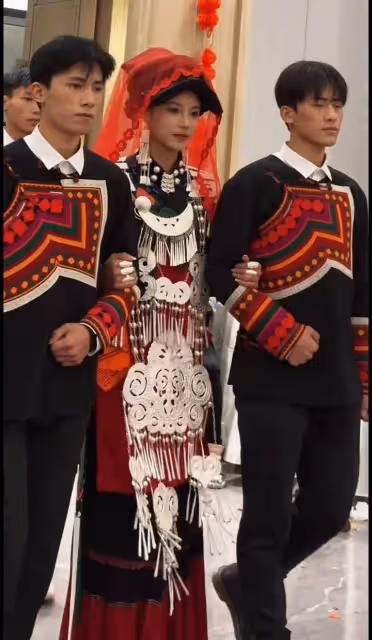 彝族姑娘們穿著傳統服飾出嫁,容貌氣質明媚動人!網友:祝新郎好運