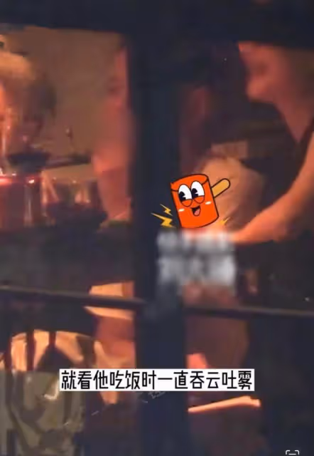 文章與美女深夜聚會！頭髮花白肚腩突出，背萬元包不停吞雲吐霧