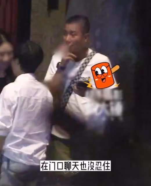 文章與美女深夜聚會！頭髮花白肚腩突出，背萬元包不停吞雲吐霧