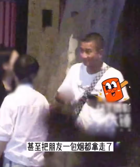文章與美女深夜聚會！頭髮花白肚腩突出，背萬元包不停吞雲吐霧