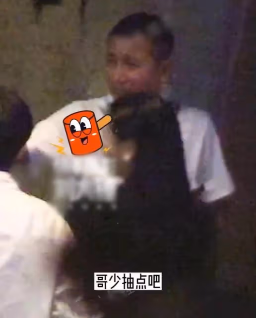文章與美女深夜聚會！頭髮花白肚腩突出，背萬元包不停吞雲吐霧