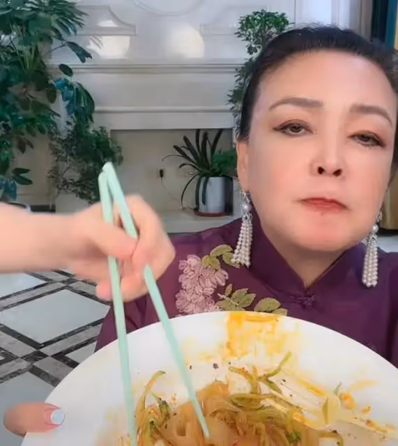 張蘭想通了,當著直播間4萬人的面說:汪小菲主要任務是搞好事業