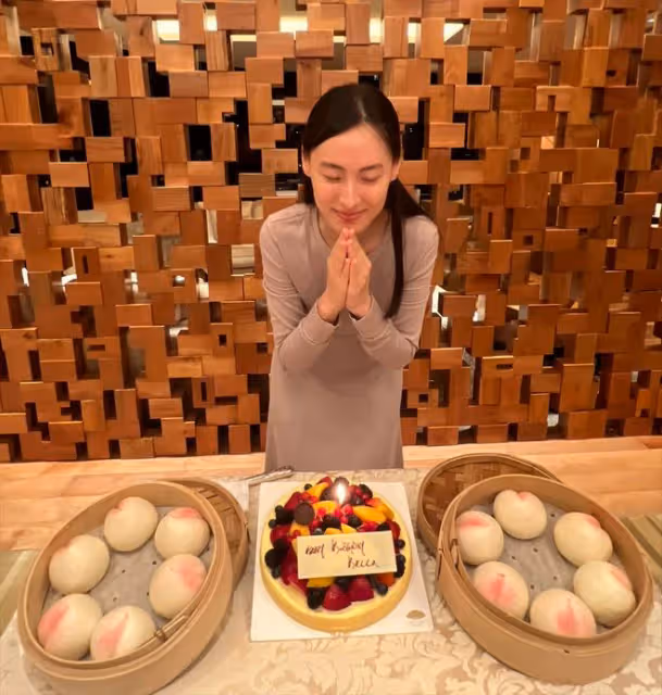 57歲李澤楷:終究還是把梁洛施推上了「女主人」的位置!