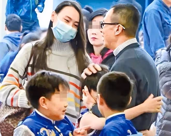 57歲李澤楷:終究還是把梁洛施推上了「女主人」的位置!