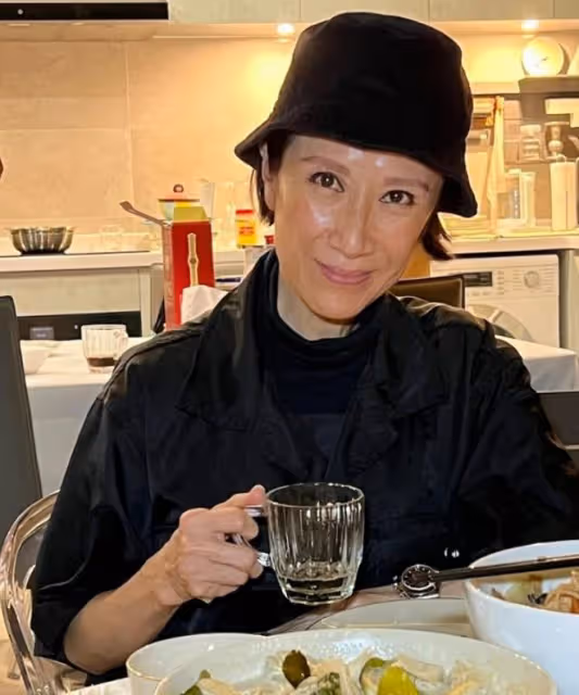 59歲知名港星被曝重病入院！本人現身報平安，身材消瘦卻很精神