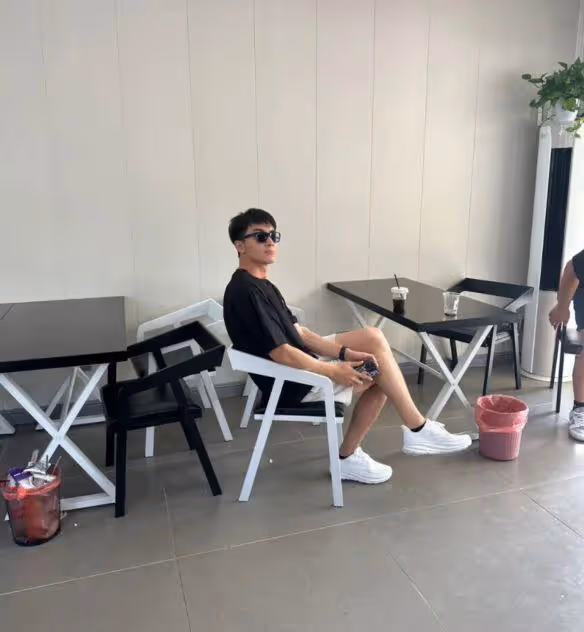 林更新現身咖啡店被偶遇,生圖又高又帥,腿比女生的還細