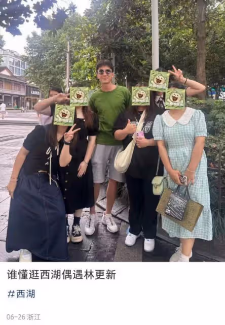 林更新現身咖啡店被偶遇,生圖又高又帥,腿比女生的還細