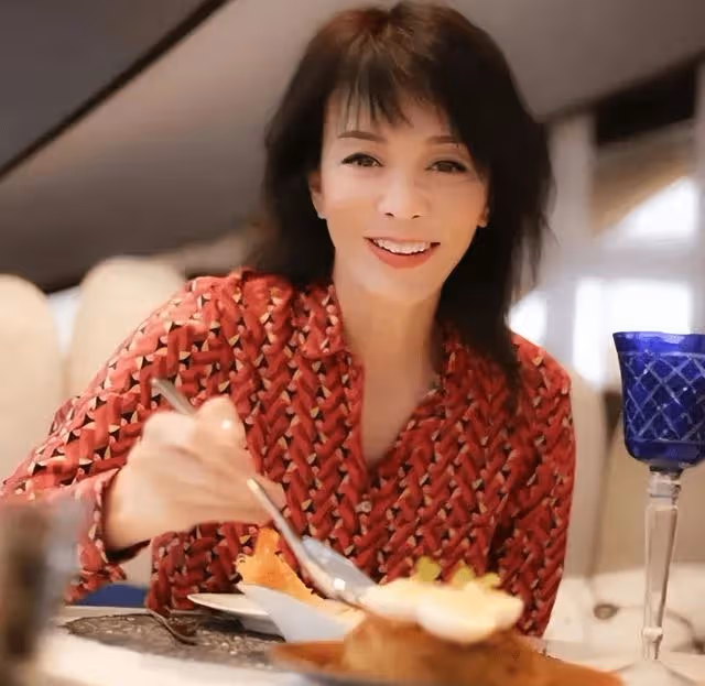 周潤發當眾親吻65歲香港知名女星引熱議,兩人合作無間,感情要好