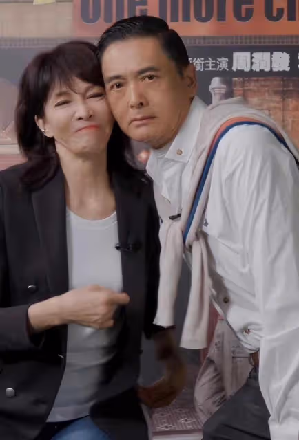 周潤發當眾親吻65歲香港知名女星引熱議,兩人合作無間,感情要好