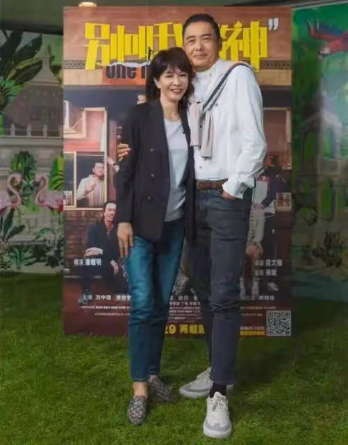周潤發當眾親吻65歲香港知名女星引熱議,兩人合作無間,感情要好