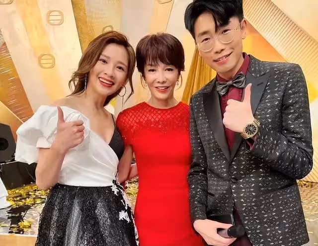 周潤發當眾親吻65歲香港知名女星引熱議,兩人合作無間,感情要好