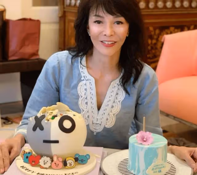 周潤發當眾親吻65歲香港知名女星引熱議,兩人合作無間,感情要好
