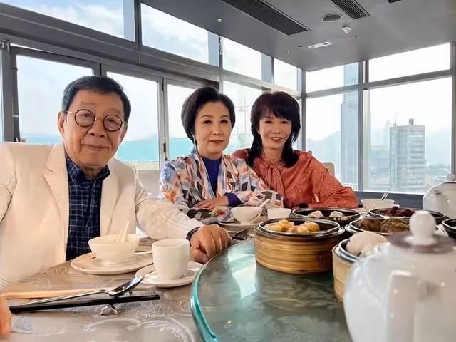 周潤發當眾親吻65歲香港知名女星引熱議,兩人合作無間,感情要好