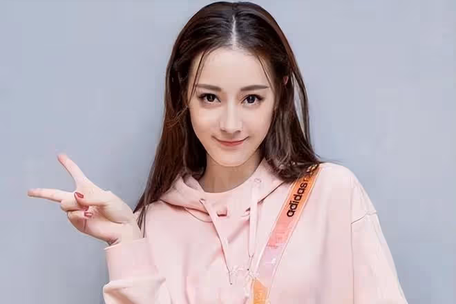 任敏和楊穎,兩個「資源咖」演員,在暑假檔這一夜現了原形?