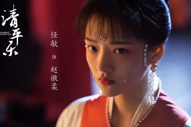 任敏和楊穎,兩個「資源咖」演員,在暑假檔這一夜現了原形?