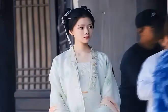 任敏和楊穎,兩個「資源咖」演員,在暑假檔這一夜現了原形?