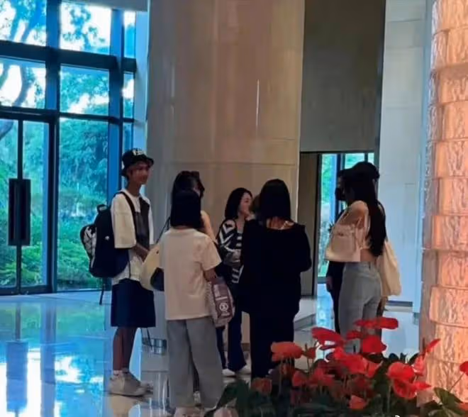 小S15歲女兒曬內地生活，秀大長腿被批不雅，一家9口住廉價酒店