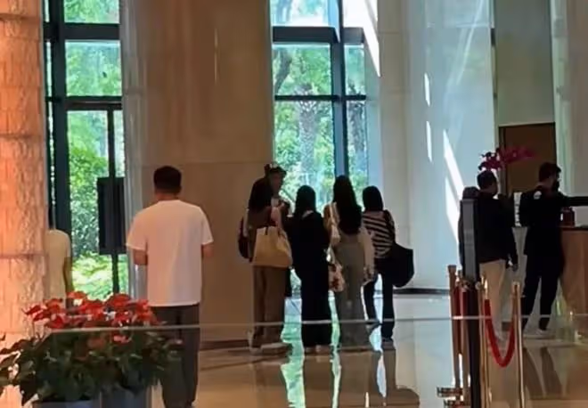 小S15歲女兒曬內地生活，秀大長腿被批不雅，一家9口住廉價酒店