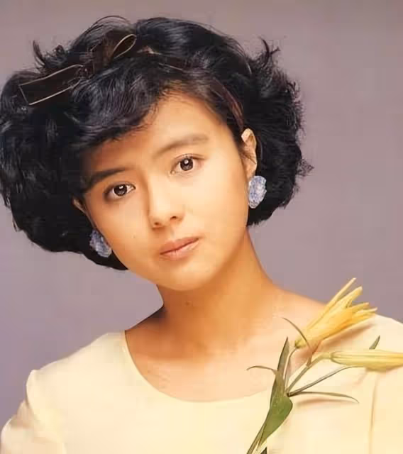 藥師丸博子:山口百惠第二,玉置浩二前妻,從國民女神到國民媽媽