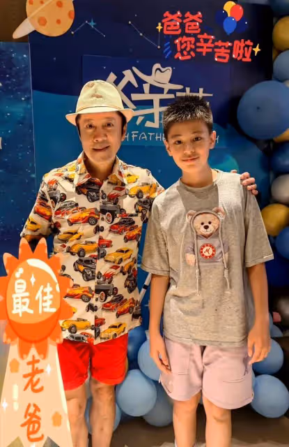 太優秀!蔡國慶兒子曬照慶祝畢業,語數英全科免考,12歲身高搶鏡