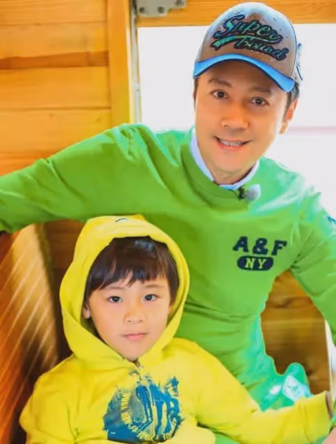 太優秀!蔡國慶兒子曬照慶祝畢業,語數英全科免考,12歲身高搶鏡