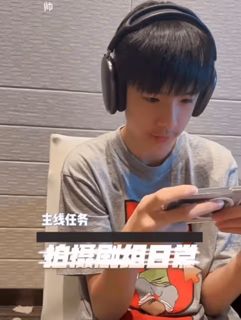 董潔拍戲獲兒子暑假探班,14歲頂頂帥成羅雲熙,青春叛逆惹哭媽媽