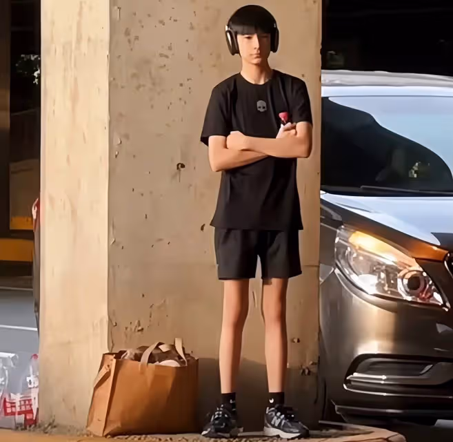 董潔拍戲獲兒子暑假探班,14歲頂頂帥成羅雲熙,青春叛逆惹哭媽媽
