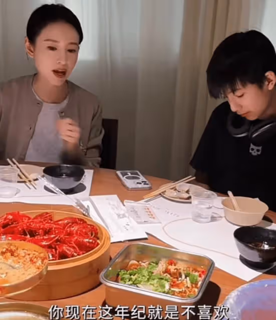 董潔拍戲獲兒子暑假探班,14歲頂頂帥成羅雲熙,青春叛逆惹哭媽媽