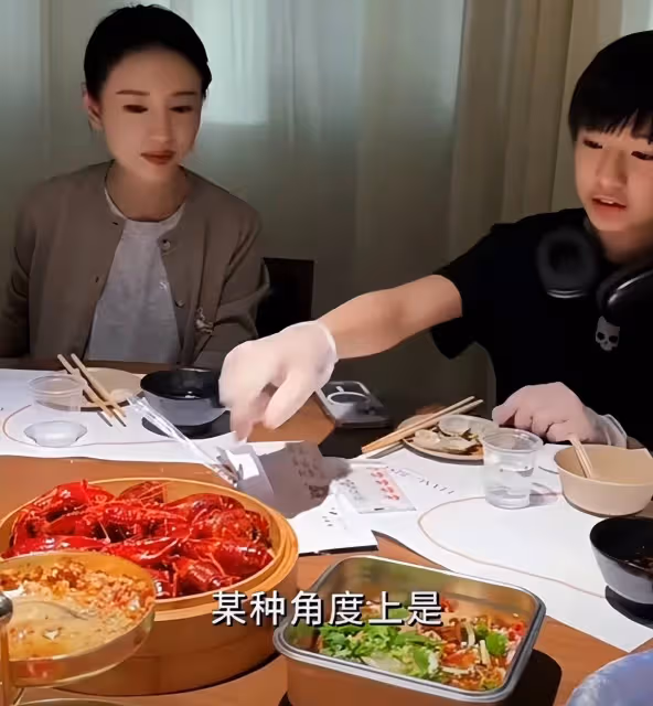 董潔拍戲獲兒子暑假探班,14歲頂頂帥成羅雲熙,青春叛逆惹哭媽媽