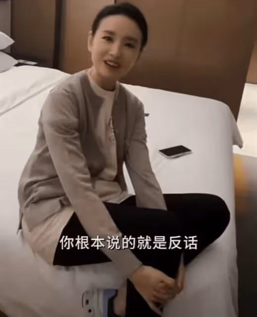 董潔拍戲獲兒子暑假探班,14歲頂頂帥成羅雲熙,青春叛逆惹哭媽媽