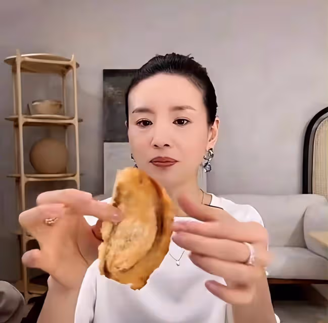 董潔真是中年女人的時尚模板,穿搭樸素簡約,也很有高級感