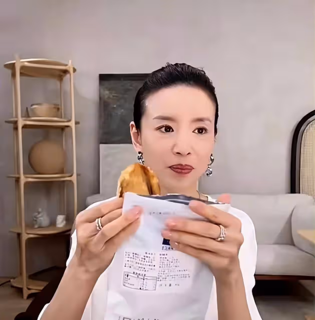 董潔真是中年女人的時尚模板,穿搭樸素簡約,也很有高級感