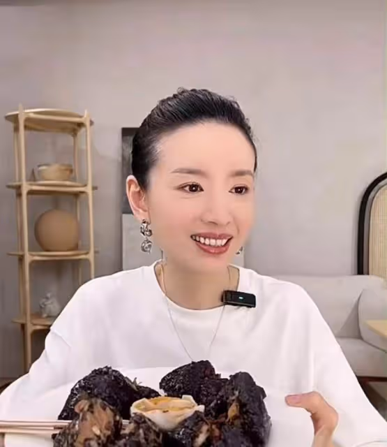 董潔真是中年女人的時尚模板,穿搭樸素簡約,也很有高級感