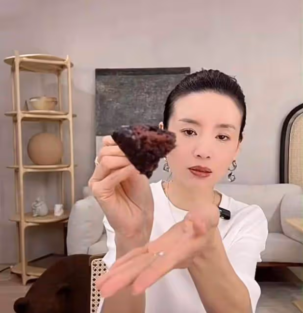 董潔真是中年女人的時尚模板,穿搭樸素簡約,也很有高級感