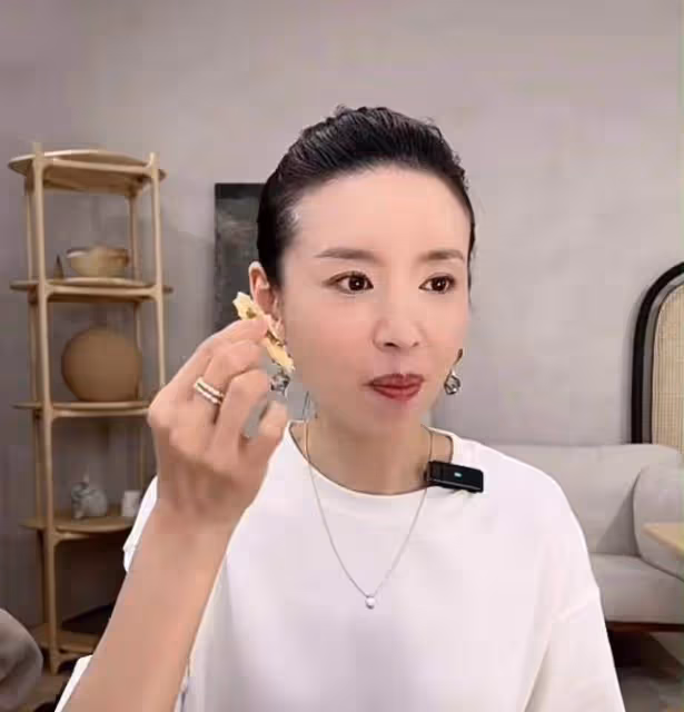 董潔真是中年女人的時尚模板,穿搭樸素簡約,也很有高級感