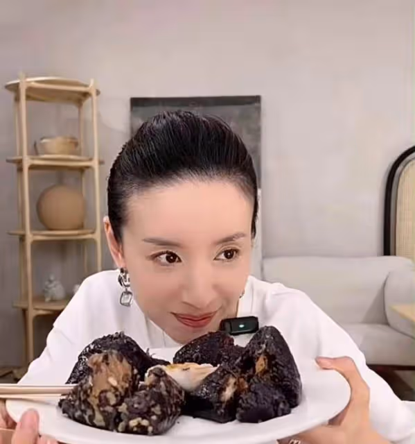 董潔真是中年女人的時尚模板，穿搭樸素簡約，也很有高級感