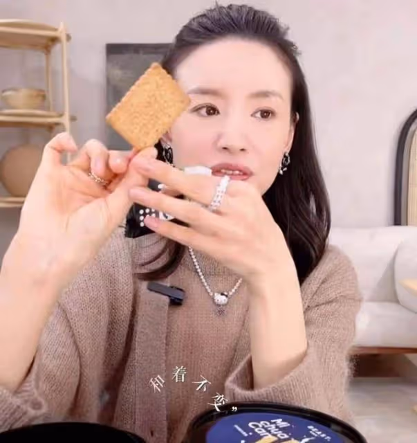 董潔真是中年女人的時尚模板，穿搭樸素簡約，也很有高級感