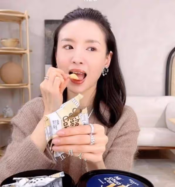 董潔真是中年女人的時尚模板，穿搭樸素簡約，也很有高級感