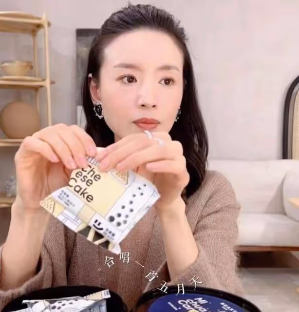 董潔真是中年女人的時尚模板，穿搭樸素簡約，也很有高級感