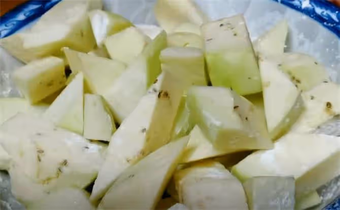 家常糖醋圓茄子這樣做,外酥里軟又可口,鮮香美味又解饞