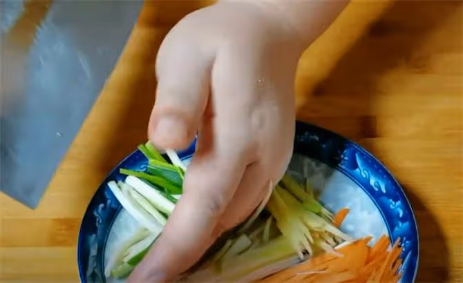 家常糖醋圓茄子這樣做,外酥里軟又可口,鮮香美味又解饞