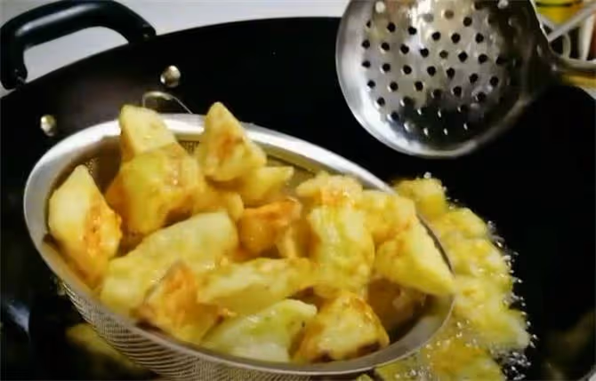 家常糖醋圓茄子這樣做,外酥里軟又可口,鮮香美味又解饞